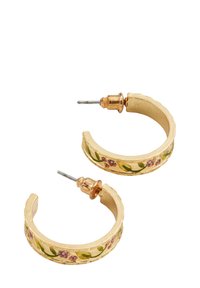 Auksiniai apyrankiniai auskarai su gėlių raštu, puošti purpurinėmis gėlėmis ir žaliais lapais. Įtraukti tekstūruotas kraštas ir segtukas.