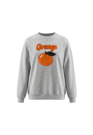 Lysegrå sweatshirt med lange ærmer med en appelsin og ordet "Orange" i teksturerede orange bogstaver foran.