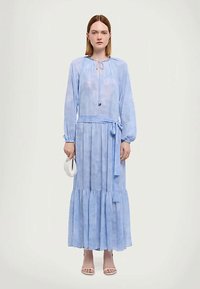 Hele sinine maksimekk pikka varrukatega, kogutud dekoltee ja vööga. Kanga tekstuur on pehme ja kaltsukate ääres on kihiline ruffle.