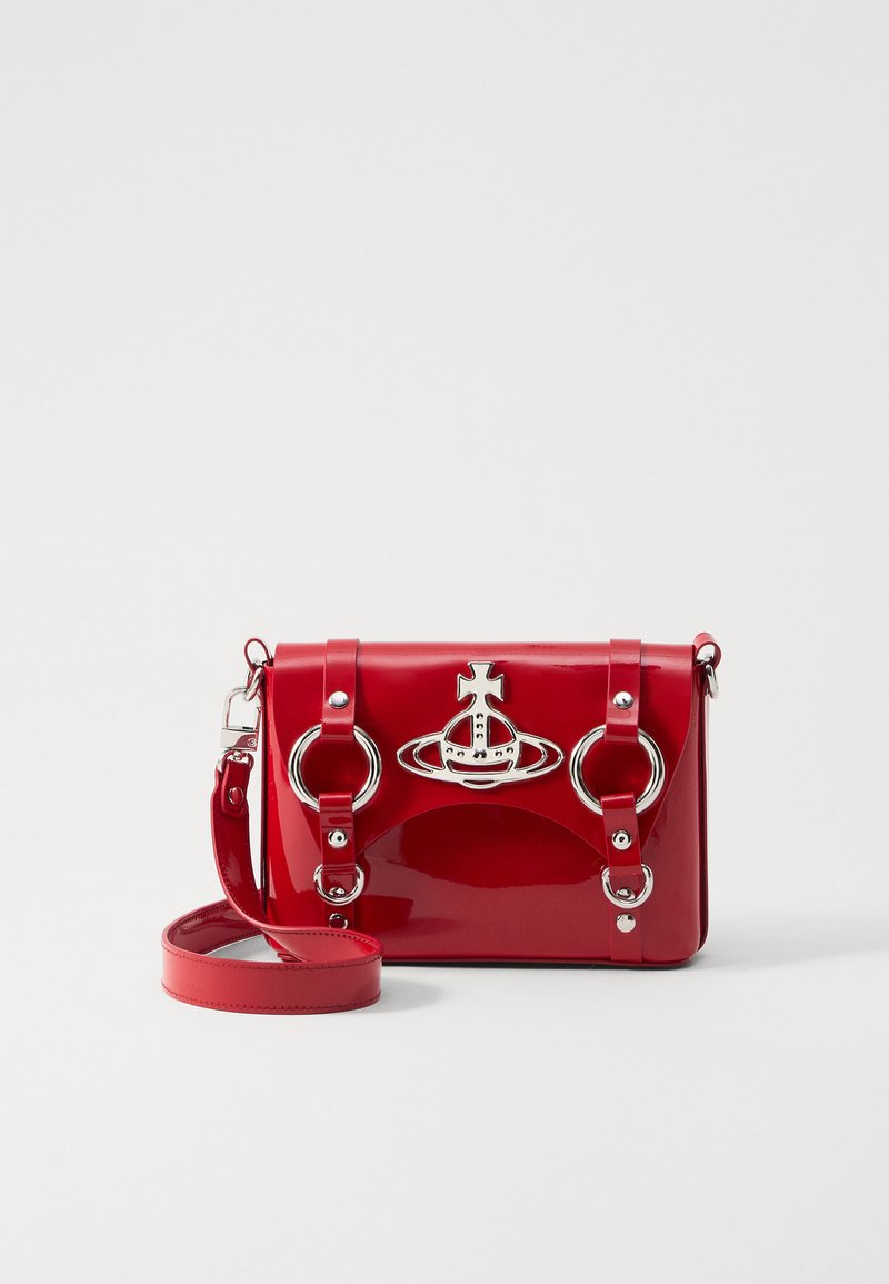 Sarkans lakušs ādas crossbody soma ar sudraba detaļām, ar centrālo emblēmu, apaļiem gredzeniem un regulējamu siksnu.