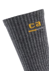 Graue gerippte Socken mit gelber gestickter "ca"-Aufschrift am oberen Schaft, aus einem weichen Baumwollmischmaterial für hohen Tragekomfort.