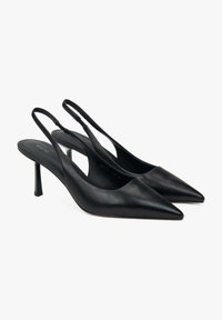 Zwarte leren slingback hoge hakken met een spitse neus en slanke hak. Glad oppervlak en minimalistisch ontwerp, met een uitgesneden hak.