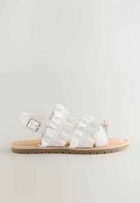 Witte sandalen met gerimpelde banden, verstelbare gespsluiting en een tan kleurige zool. Heeft een gladde textuur en een plat ontwerp voor comfort.