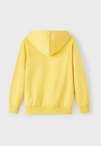 Felpa gialla con cappuccio, dotata di polsini e orlo a costine, realizzata in morbido cotone, caratterizzata da un design semplice e priva di loghi o motivi visibili.