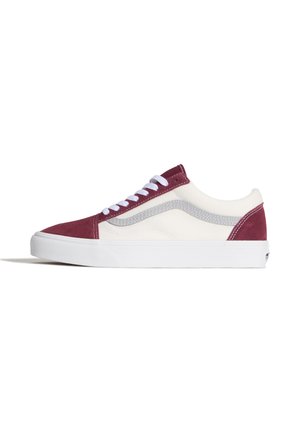 Lavsnittssneaker med hvid sål, hvid og bordeaux overdel, grå sidestripe og hvide snørebånd, vist i sideprofil på hvid baggrund.