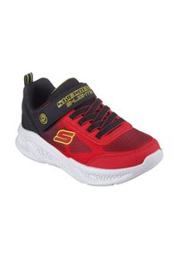 Sneaker atletici rossi e neri con tomaia in rete, suola bianca, lacci elasticizzati e una cinturino in velcro con accenti gialli e branding.