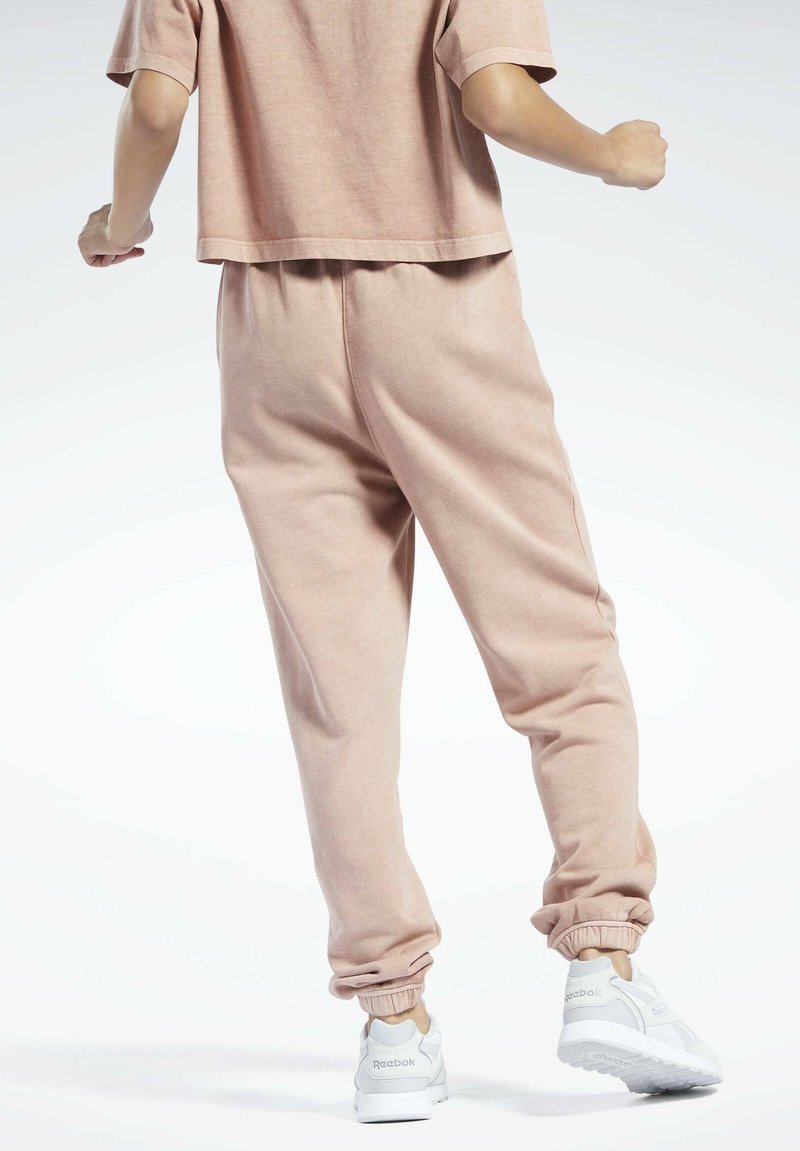 Reebok Classic NATURELLE Pantalones deportivos nude/rojo