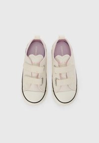 Ζευγάρι από ανοιχτό ροζ παιδικά αθλητικά παπούτσια με δύο λουράκια με βέλκρο, λευκές λαστιχένιες μύτες και μαύρες λεπτομέρειες σε λευκό φόντο.