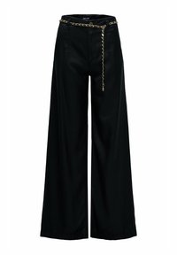 Pantalones negros de pierna ancha con cintura alta, hechos de tela lisa. Cuentan con un cinturón de cadena metálica y pliegues delanteros para un detalle adicional.