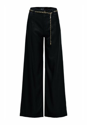 Pantalones negros de pierna ancha con cintura alta, hechos de tela lisa. Cuentan con un cinturón de cadena metálica y pliegues delanteros para un detalle adicional.