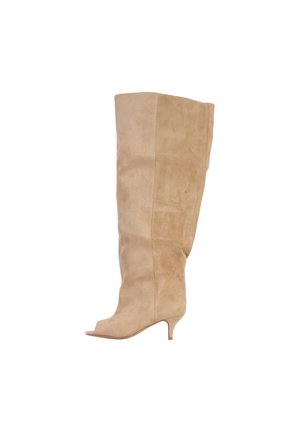 Botte haute jusqu'au genou en daim beige avec bout pointu, petit talon kitten et tige ample.