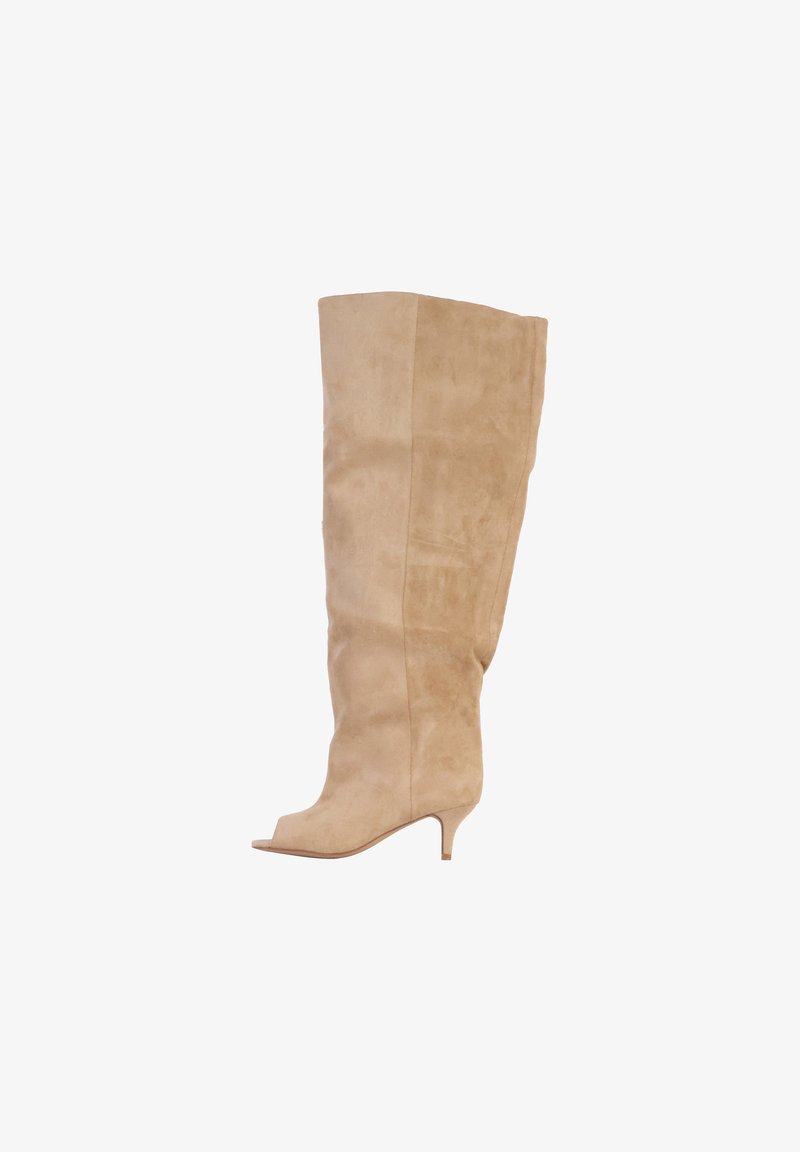 Botte haute jusqu'au genou en daim beige avec bout pointu, petit talon kitten et tige ample.