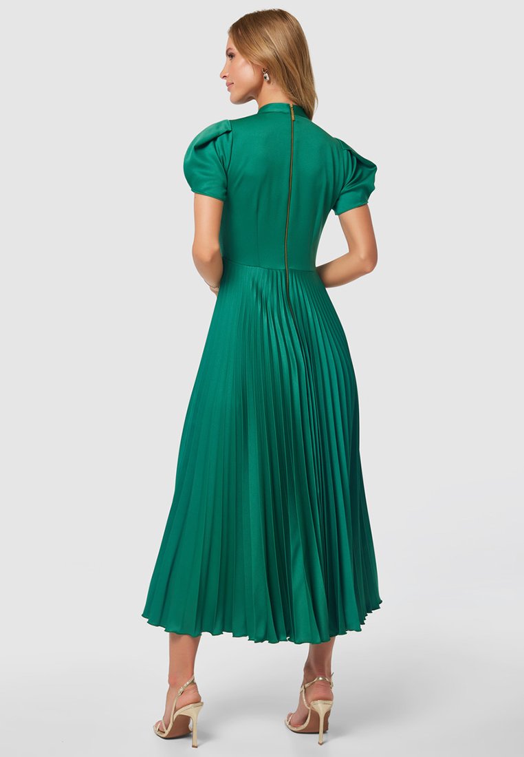 Zielona, plisowana midi sukienka z krótkimi bufkami i zamkiem błyskawicznym z tyłu, charakteryzująca się gładką, zwiewną teksturą i jednolitym kolorem.