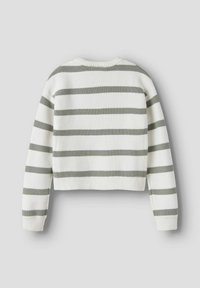 Pull blanc avec des rayures horizontales vert olive, texture côtelée, col rond et longueur raccourcie, avec des poignets et un ourlet côtelés assortis.