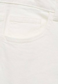 Biela denímová tkanina s detailným pohľadom na malú zadnú kapsu. Textúra je hladká, s jemnými diagonálnymi tkaninovými vzormi a tonálnym šitím.