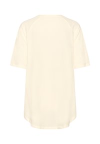 Kremowy t-shirt z krótkim rękawem o luźnym kroju, z raglanowymi rękawami i delikatnie zaokrąglonym dołem. Gładka tekstura, minimalistyczny design.