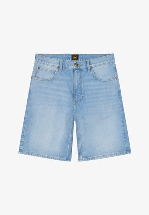 Pantaloncini in denim azzurro chiaro con tasche frontali, passanti per cintura, bottone in metallo e etichetta del marchio Lee visibile sulla vita.