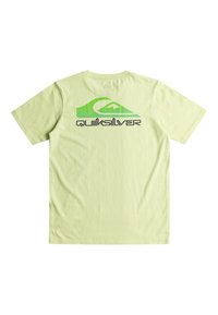 Camiseta verde claro con un diseño de manga corta, que presenta un gran logo de Quiksilver en verde oscuro y negro en la parte posterior.