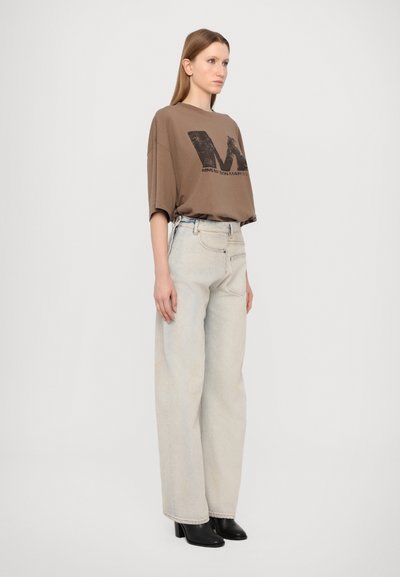 MM6 Maison Margiela PANTS POCKETS - Traperice ravnih nogavica - light blue