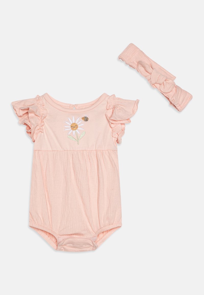 Romper de algodón rosa con mangas con volantes, que presenta diseños bordados de flores y abejas. Incluye una diadema rosa a juego con detalle de nudo.