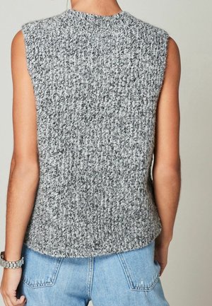 Šedý bezrukávový žebrovaný pletený svetr s vysokým výstřihem. Měkká textura a volný střih, s zakřiveným lemem a minimálním zdobením.