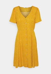 Gelbes Kleid mit kurzen Ärmeln, V-Ausschnitt, vorderer Knopfverschluss und weißem herzförmigem Muster. Fließender Stoff, knielanges Design.