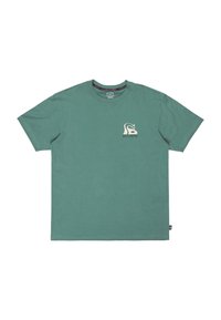 Groene katoenen t-shirt met korte mouwen, een ronde hals, een klein crèmekleurig logo op de borst en een merklabel aan de zijkant. Glad textuur, casual ontwerp.