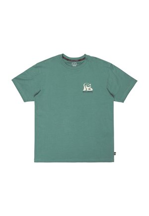 Zelené bavlněné tričko s krátkým rukávem, kulatým výstřihem, malým krémovým logem na hrudi a etiketu značky na boku. Hladká textura, casual design.