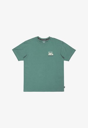 Zelené bavlněné tričko s krátkým rukávem, kulatým výstřihem, malým krémovým logem na hrudi a etiketu značky na boku. Hladká textura, casual design.