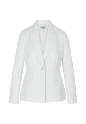 Blazer blanc ajusté avec revers crantés, fermeture à un bouton et poches avant à rabat présenté sur un fond uni.