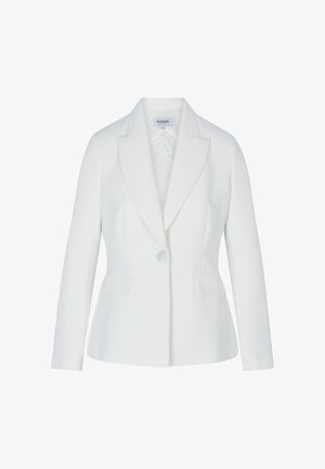 Blazer blanc ajusté avec revers crantés, fermeture à un bouton et poches avant à rabat présenté sur un fond uni.