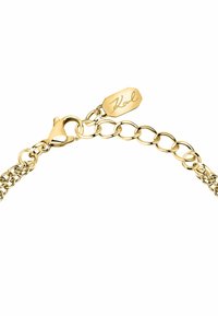 Guldkedja armband med sammanlänkade länkar, utrustad med en hummerklämma och en graverad tag som säger "Karl". Slät och glänsande yta.