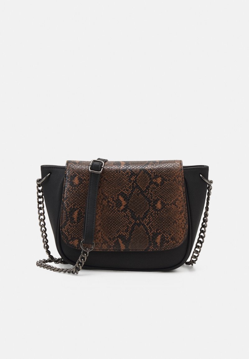Borsa a tracolla con base in sintetico nero e pattella in finta pelle di serpente marrone. Presenta una tracolla a catena e forma rettangolare. Superficie texturizzata.