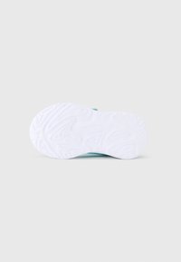 Λευκή ελαστική σόλα με υφή πατρόν, με ανοιχτό τιρκουάζ επάνω υλικό που τυλίγει το πόδι.