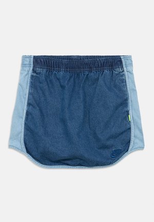 Mėlynas „Nike“ sportinis sijonas su elastine juosmens juosta, šviesiai mėlynais šonais ir siuvinėta logotipu apatiniame dešiniajame priekyje.