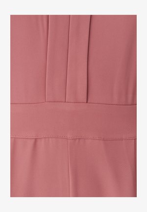 Rosa stof med en glat tekstur, der har folder og en vandret taljesøm. Enkel design uden synlige dekorationer.