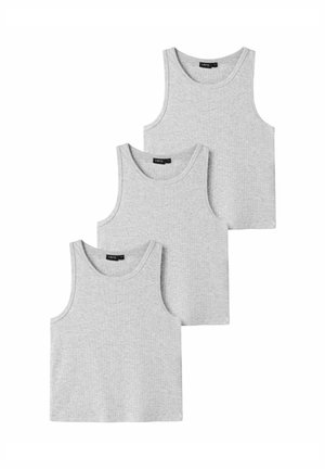 Trzy proste, jasnoszare, bezrękawnikowe prążkowane topy ułożone w przesuniętym stosie, każdy z okrągłym dekoltem i czarną metką.
