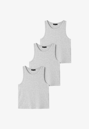 Trzy proste, jasnoszare, bezrękawnikowe prążkowane topy ułożone w przesuniętym stosie, każdy z okrągłym dekoltem i czarną metką.