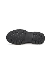 Suela de zapato de goma negra con patrones de relieve pronunciados, crestas y un área central lisa para flexibilidad y tracción.