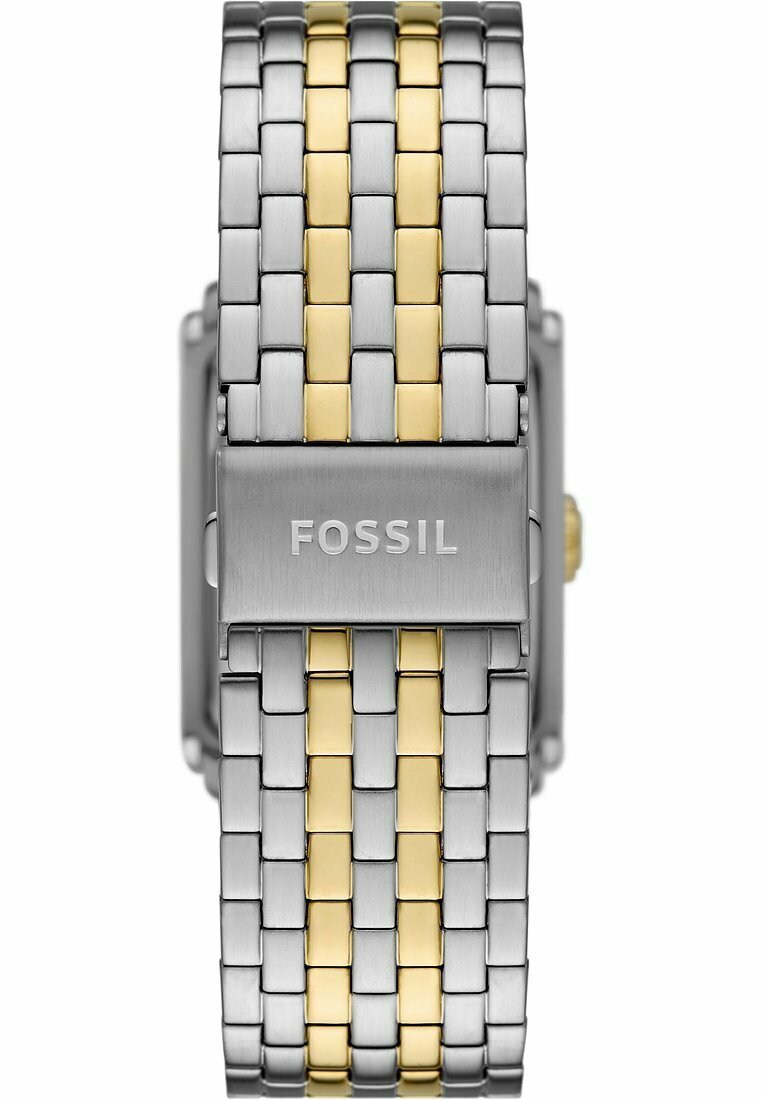 Bracciale per orologio in acciaio inossidabile argento e oro con motivo a intreccio. Presenta una finitura spazzolata e una chiusura incisa con la scritta "FOSSIL."