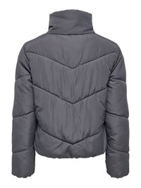 Dunkelgraue gesteppte Jacke mit hohem Kragen und Chevron-Steppmuster, Rückansicht.