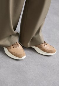 5050 - Joggesko - tobacco