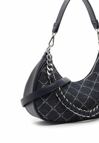 Borsa a mano blu scuro con una forma curva, caratterizzata da un tessuto a motivi e dettagli in pelle. Dettagli in catena e cinturino in argento, texture elegante.