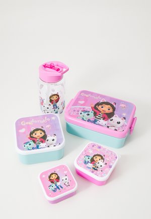 Set déjeuner pour enfants avec boîtes rose et turquoise et bouteille d'eau, avec des personnages de fille et d'animaux sur les couvercles et la bouteille.