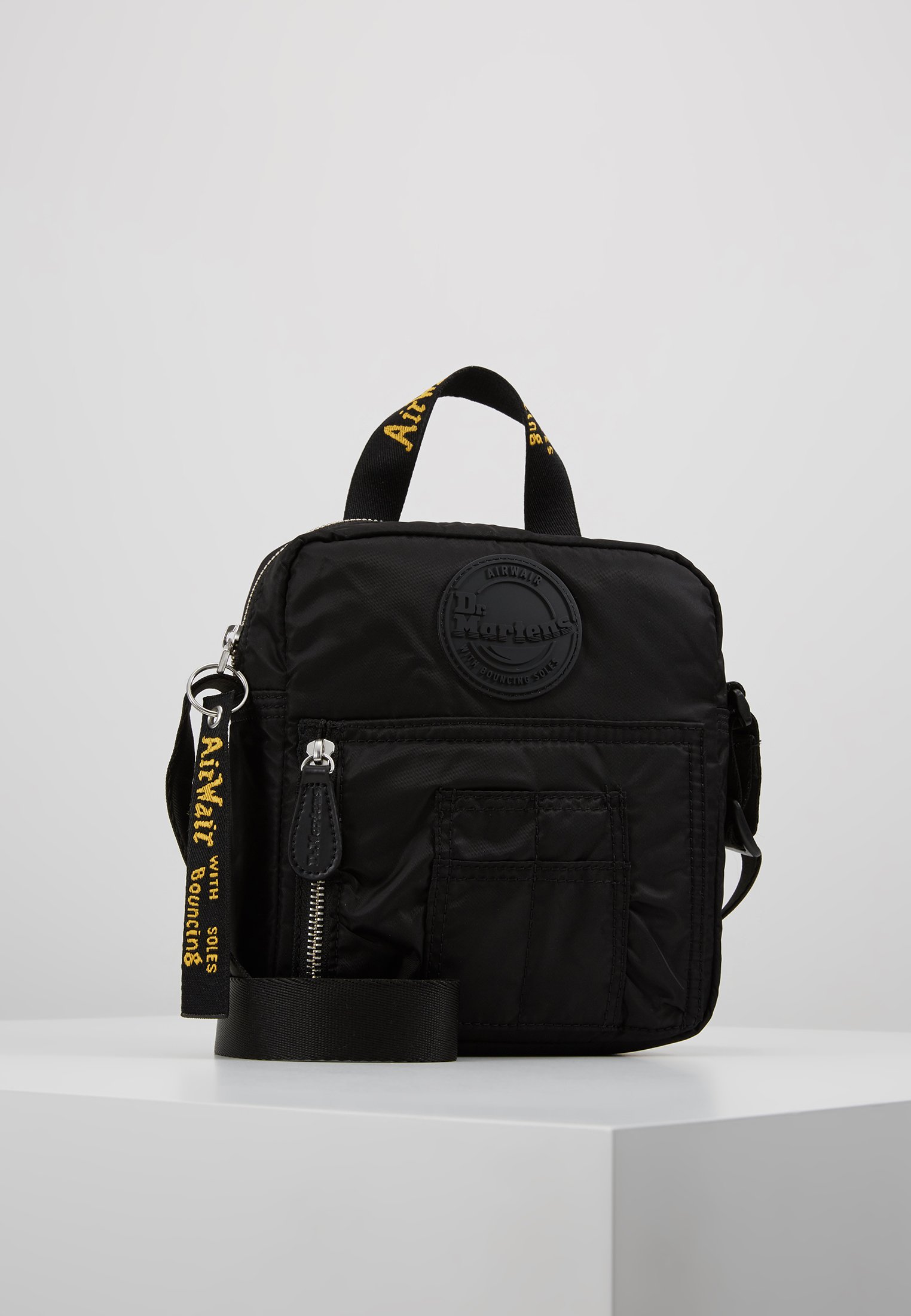 Dr. Martens SUPER MINI BAG Skulderveske blacksvart Dr. Martens SUPER MINI BAG Skulderveske blacksvart