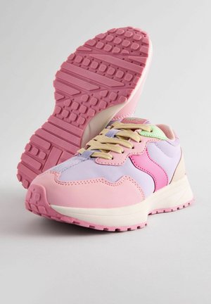 Baskets roses présentant un mélange de matériaux lisses et texturés, avec des accents de violet clair et de vert. Semelle rose à profil, semelle intermédiaire beige clair.