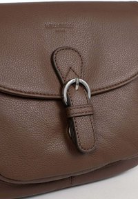 Borsa in pelle marrone con finitura testurizzata, chiusura a patta e dettagli in hardware argento. Caratterizzata da una tracolla in pelle e da particolari con logo impresso.