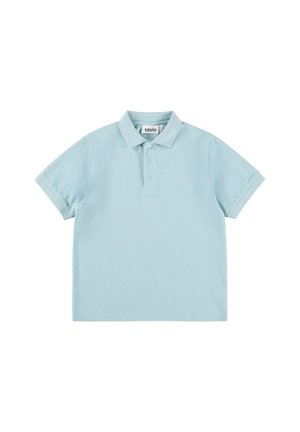 Polo de color azul claro con cuello con solapas, manga corta y tejido texturizado. Presenta un logotipo sutil en el pecho.