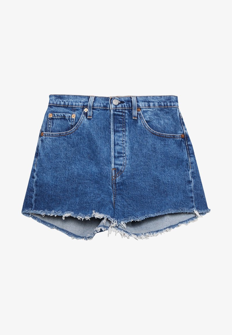 Short en jean bleu avec ourlets effilochés, bouton à l'avant, fermeture éclair, passants de ceinture et poches avant sur fond blanc.