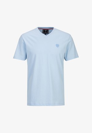 Lichtblauw T-shirt met korte mouwen en V-hals, met een klein schildembleem op de linkerborst en een zwart binnenkraaglabel.